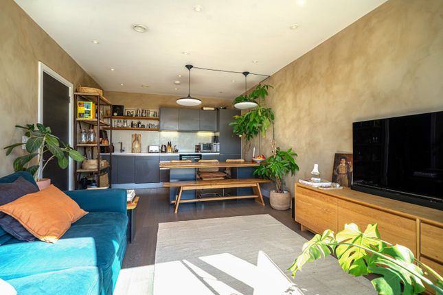 Flat 6, Thandie House, 21 Chamberlayne Road, London photo 4
