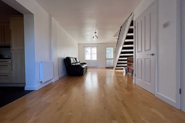 7, Adelaide Close, Slough photo 3
