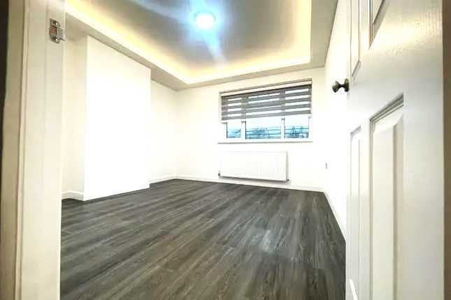 Flat to rent in Wood Green, London