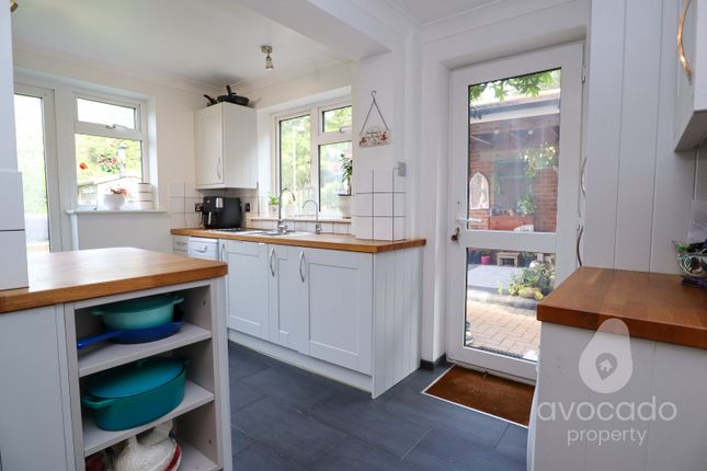 14 Bonners Close, Woking, Surrey photo 4