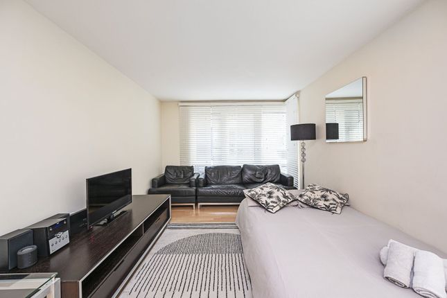 1-bed flat on High Timber Street, City, £4,000/mo