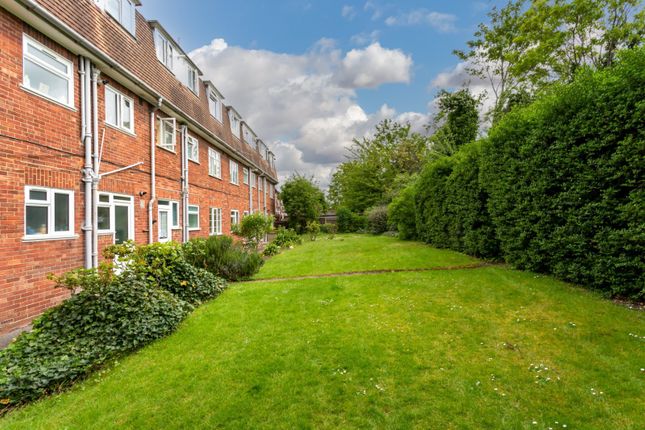45, Central Gardens, Morden photo 3