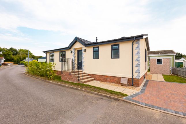 2-bed caravan on 33, Hamble, Southampton, £255,000