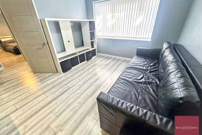 Flat 2 Carpenters Court, Welling High Street, Welling photo 4