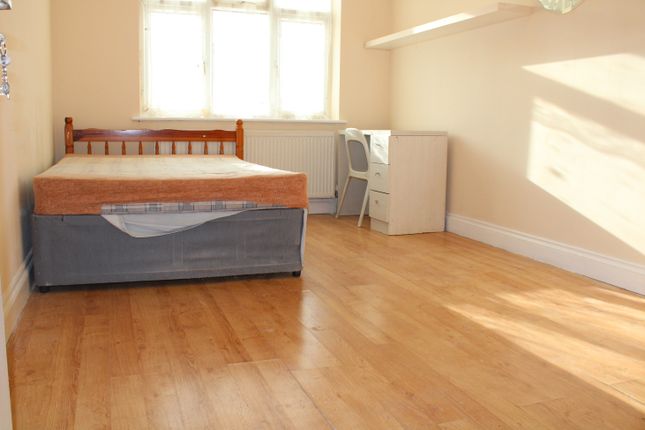 Castleton Avenue, Wembley photo 4