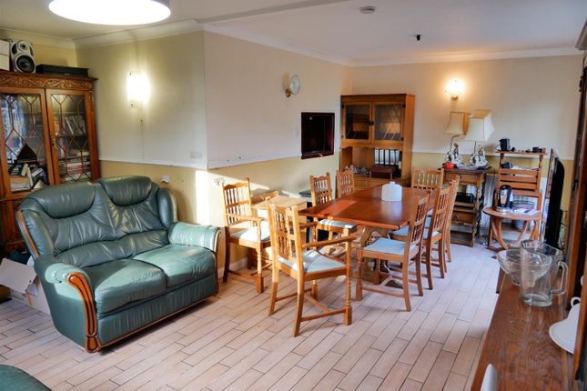 11, Fir Grove, Calne photo 2