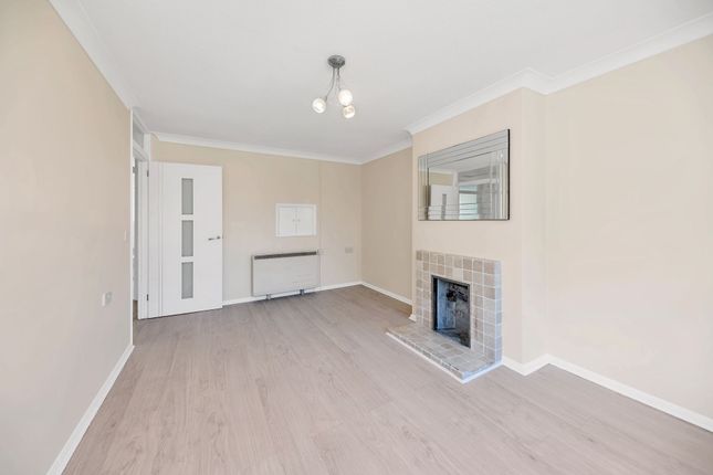 62 Gables Close, Royston photo 2