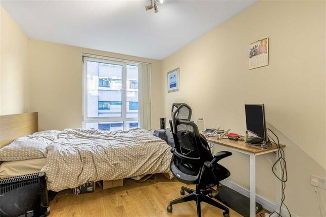 Flat 13, Godfree Court, 35, Long Lane, London photo 4