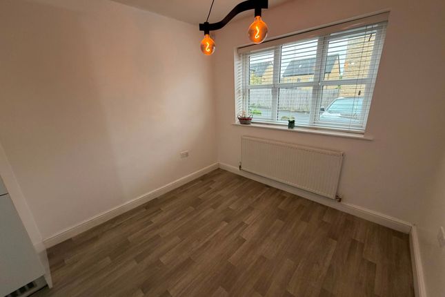 15, Lady Royd Close, BRADFORD photo 4