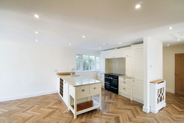 14 Pilgrims View, Surrey photo 4