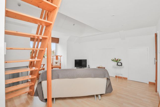 Flat for sale in Kingston Avenue, Leatherhead