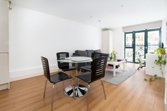 Flat 5, Phoenix Court,, Buckhurst Street, London photo 4