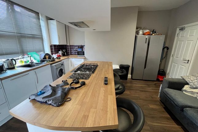 Room 2, 32 Clifford Place, Leeds photo 2