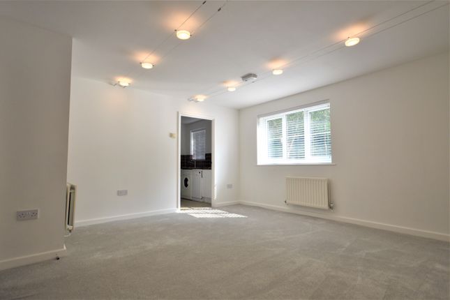 27, Royal Huts Avenue, Surrey photo 2