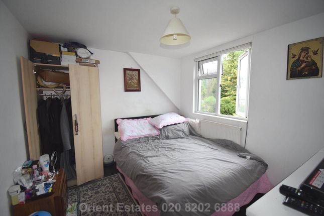 Top Floor Flat, Enderseleigh Gardens, London photo 4