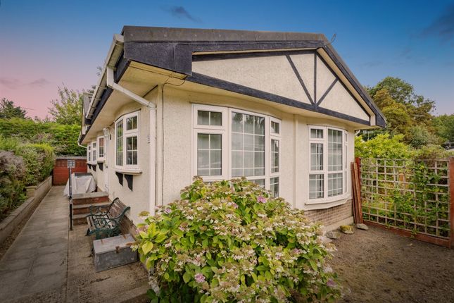 3-bed caravan on 25, Bushey Hall Park, Bushey Hall Drive, Bushey, £200,000