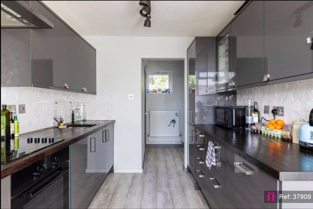 Flat 305 Southwyck House, Clarewood Walk, London photo 4