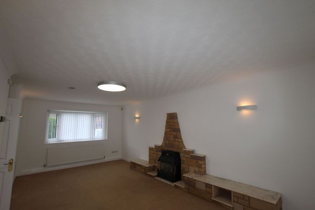 11 Upper Passmonds Grove, Rochdale photo 4