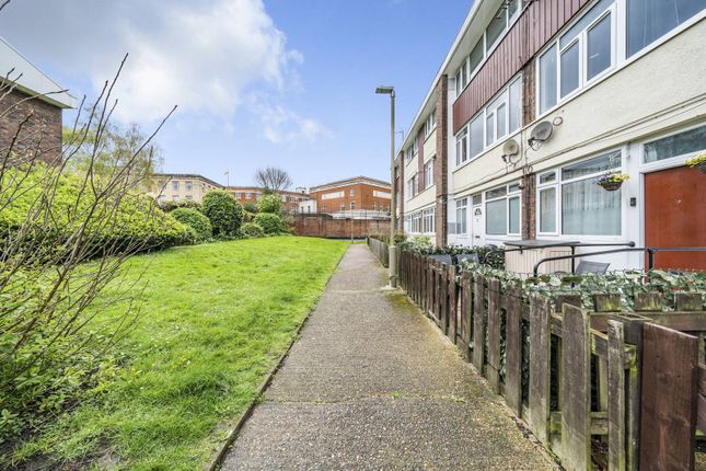 Flat for sale in Shoreham Close, Wandsworth, London