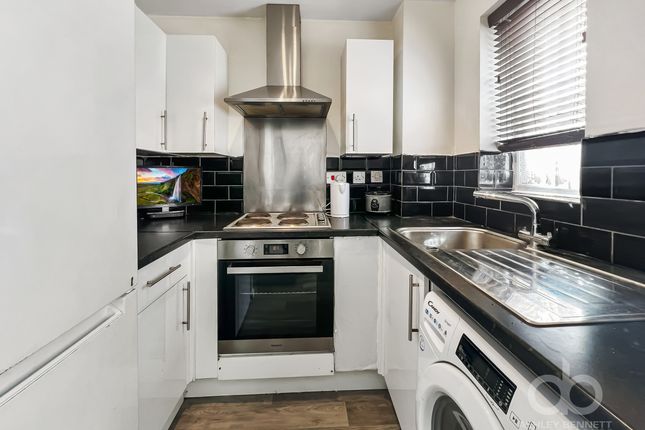Flat for sale in Hove Close, Grays