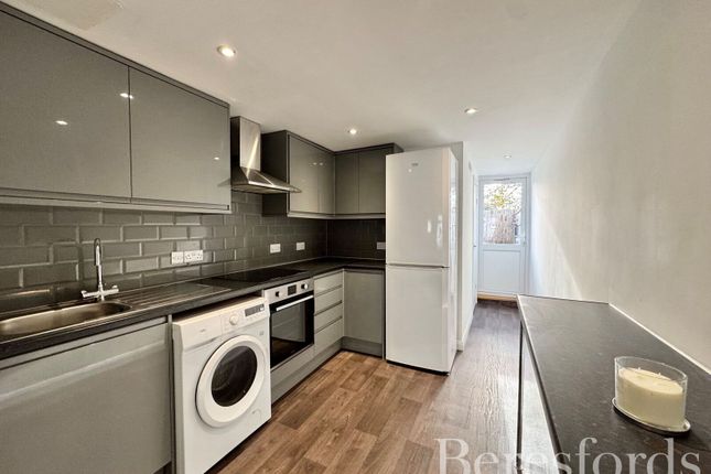52, Upminster Road South, Rainham photo 4
