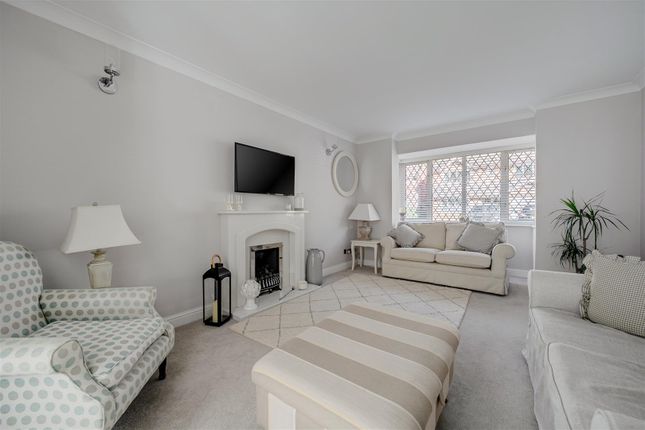 27, Lupin Ride, Crowthorne photo 2