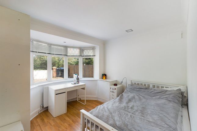 309, Green Lane, Chertsey photo 4