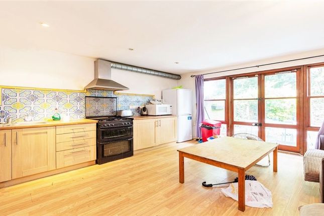 Town house to rent in Brondesbury Park, London