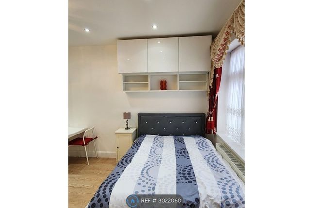 Abbotswood Gardens, Ilford photo 5