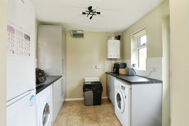 27, Grosvenor Avenue, Bourne photo 4