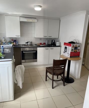Flat to rent in Southend Road, Woodford Green