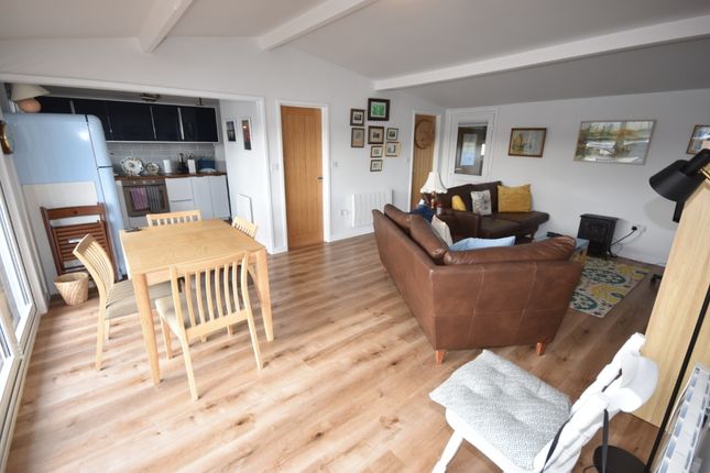 81, North East Riverbank, Potter Heigham photo 4