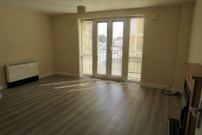 Flat to rent in Headington Place, Mill Street, Slough