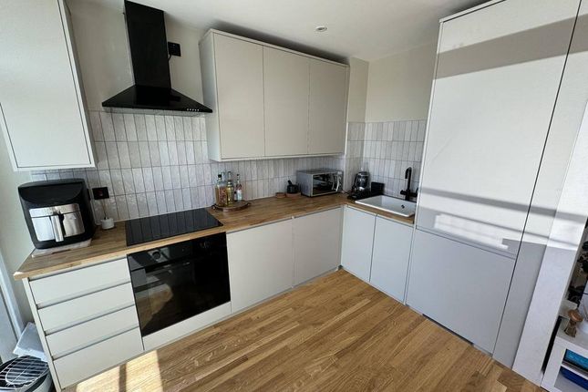 Thumbnail Flat to rent in Howley Road, Croydon