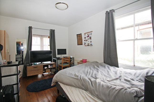 Flat to rent in Bolingbroke Mansions, 117 Bolingbroke Grove, London