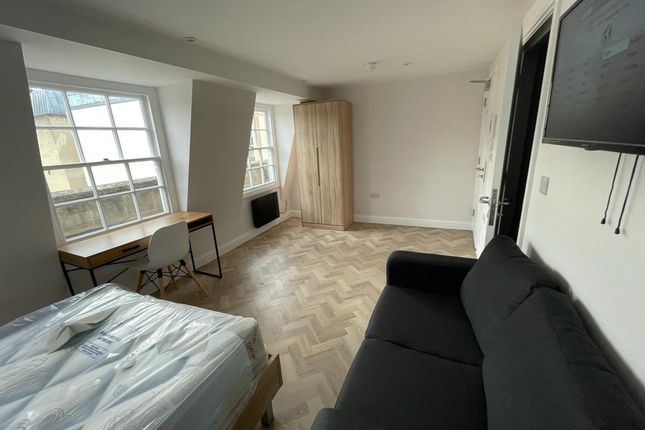 Room to rent in 2-4 Henry Street, Bath