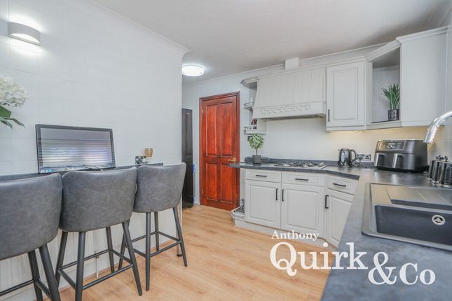 10, Larup Avenue, Canvey Island photo 4
