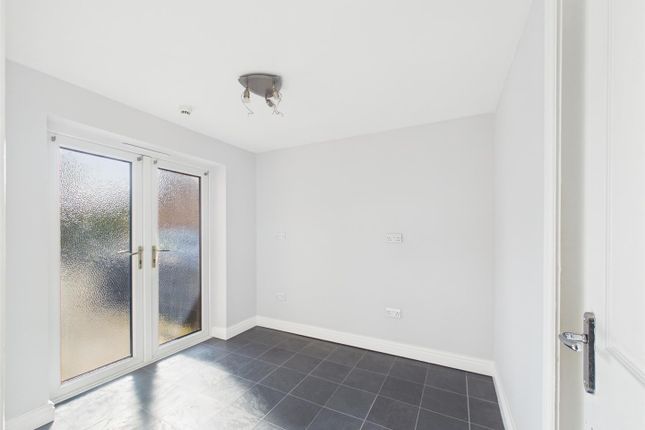 27, Exbury Way, Nuneaton photo 5