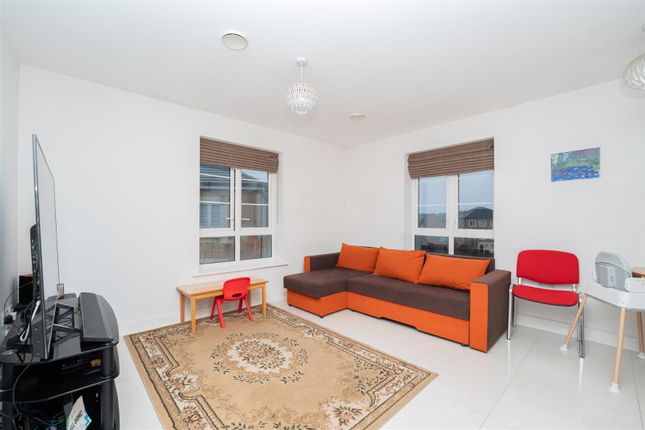 Flat for sale in Kings Reach, Slough