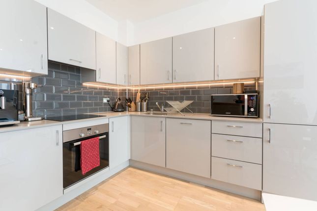 Flat to rent in Milner Road, South Wimbledon, London