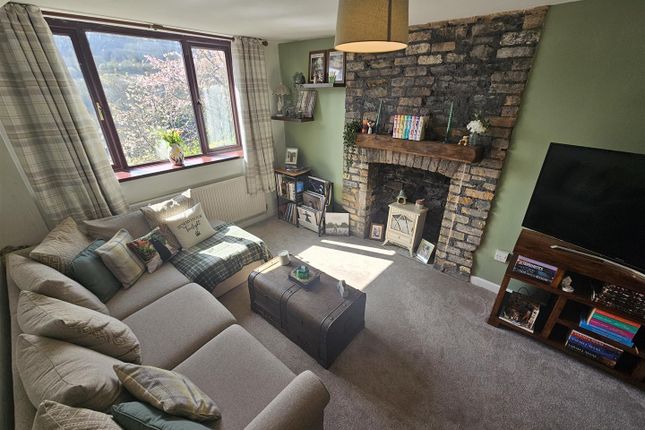 4 Brynhenwysg, Troedrhiw-Trwyn, Pontypridd photo 4