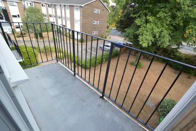 Flat 6, Redwood Court, Lovelace Gardens, Surbiton photo 3