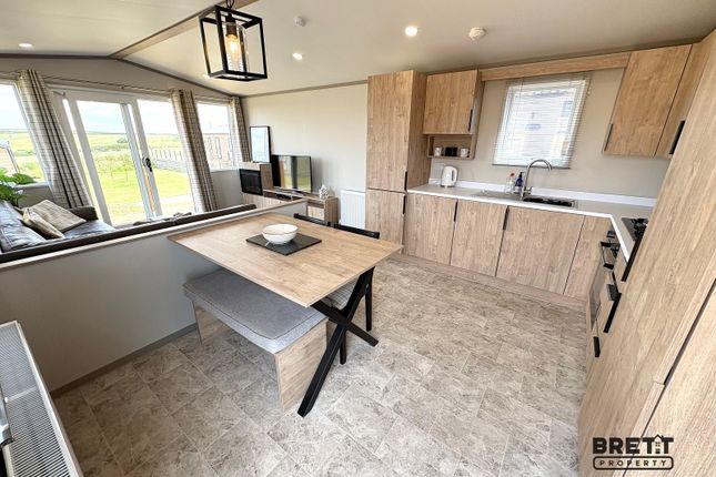 Kitchen-Breakfast Area