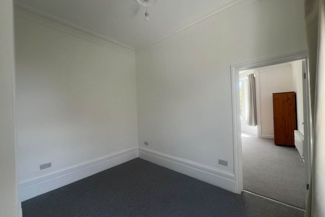 33d, Mount Ephraim Road, London photo 2
