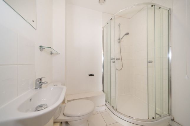 Flat to rent in Lonsdale House, Poplar
