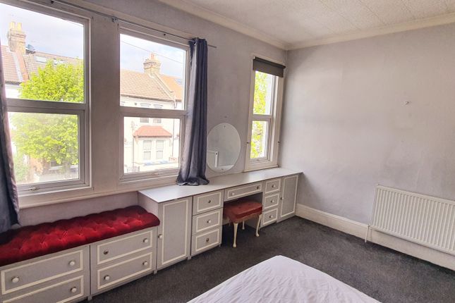 56, Pitcairn Road, Mitcham photo 4
