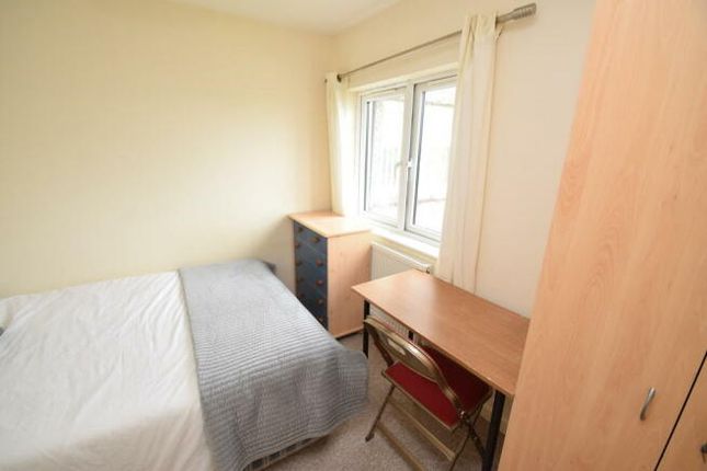 Flat to rent in Penvale Crescent, Penryn