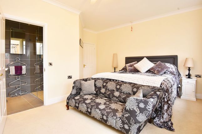 15 West Court Hollins Hall, Harrogate photo 4