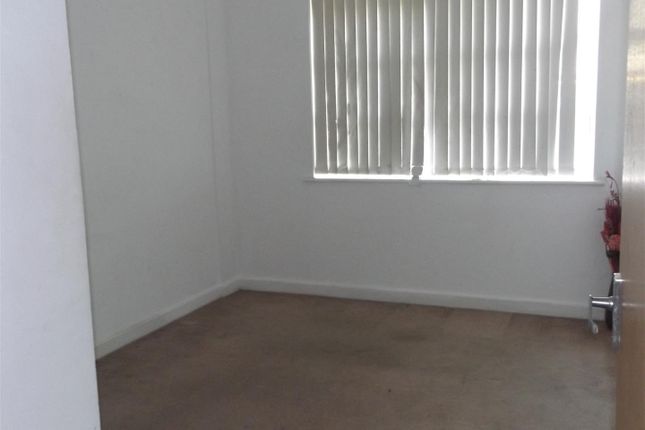 Flat to rent in High Road, Chadwell Heath, Romford