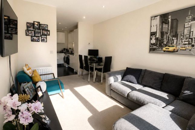 SNG SO - Flat 2, Echo Court, 1, Telegraph Avenue, London photo 2